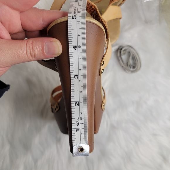 Brown platform heel sandal. - Picture 9 of 11